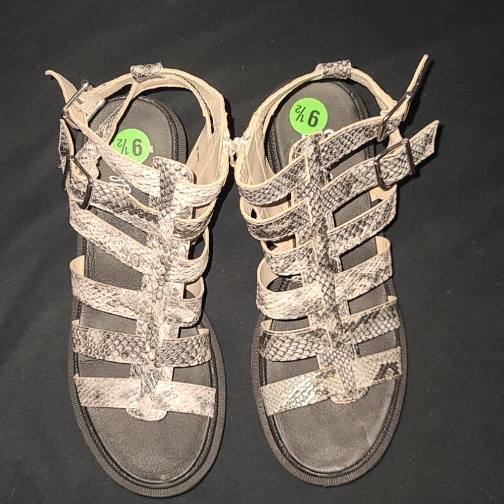 Sandals NWOT - Picture 3 of 12